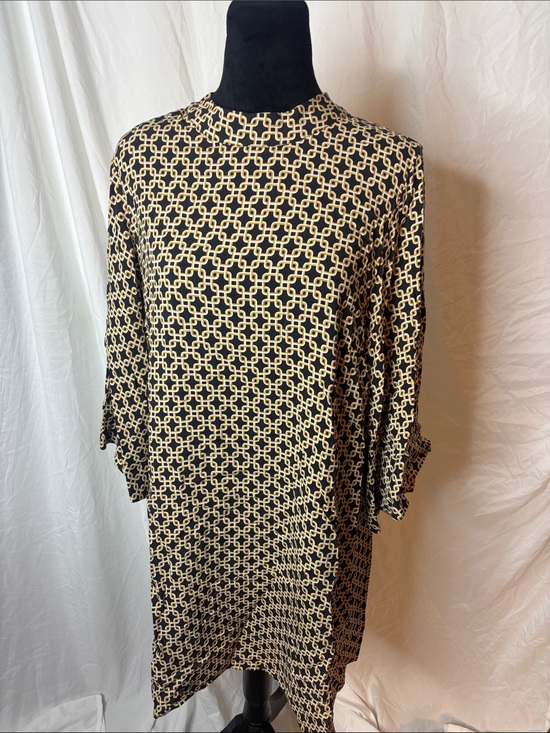H&M Dresses & Skirts - H&M Black and Cream Geometric Link-Pattern Midi Dress